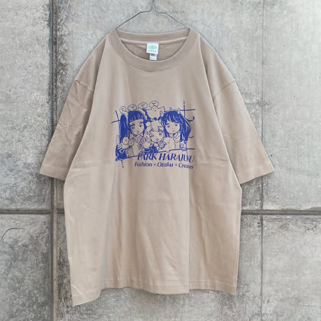 りとことまり PARK WINDOW Tシャツ サンドベージュ（Rito, Kotoko and Mari at PARK WINDOW T-Shirt Sand Beige）