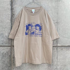 りとことまり PARK WINDOW Tシャツ サンドベージュ（Rito, Kotoko and Mari at PARK WINDOW T-Shirt Sand Beige）